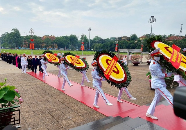 Lãnh đạo Đảng, Nhà nước vào Lăng viếng Chủ tịch Hồ Chí Minh. Vòng hoa của Đoàn mang dòng chữ “Đời đời nhớ ơn Chủ tịch Hồ Chí Minh vĩ đại“. Ảnh: Hoàng Hải