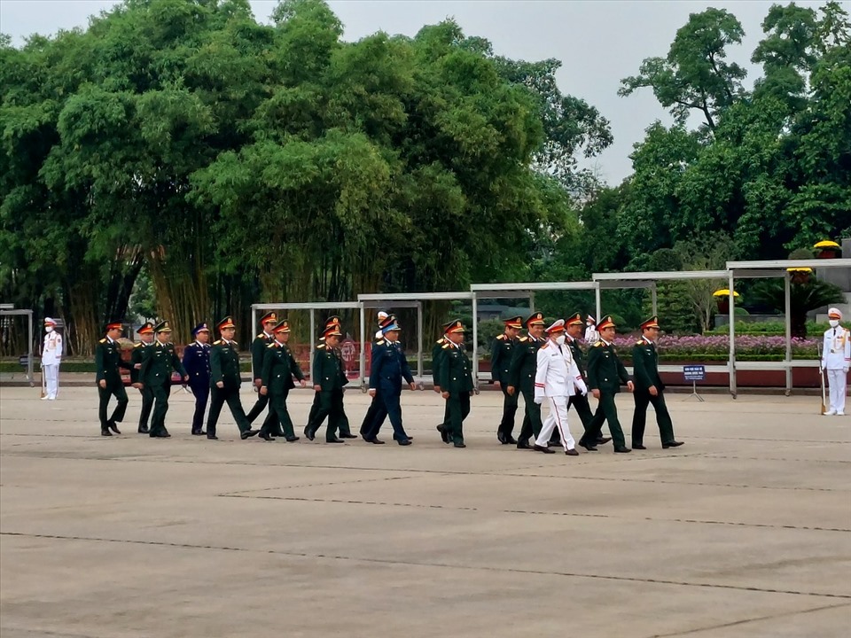 Đoàn đại biểu Bộ Quốc phòng vào Lăng viếng Chủ tịch Hồ Chí Minh. Ảnh: Hoàng Hải