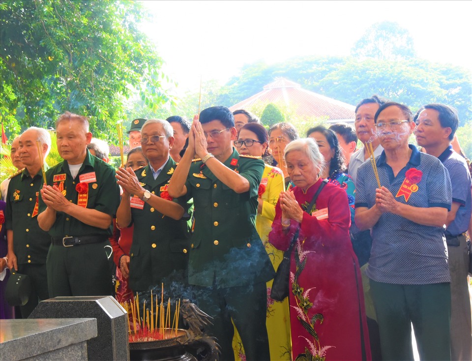 Nhiều đoàn người đến viếng đến từ những tỉnh thành xa xôi như Ninh Bình, Cao Bằng, Bắc Kạn... cũng trở về Khu di tích cụ Phó bảng Nguyễn Sinh Sắc nhân kỷ niệm ngày sinh nhật Chủ tịch Hồ Chí Minh.