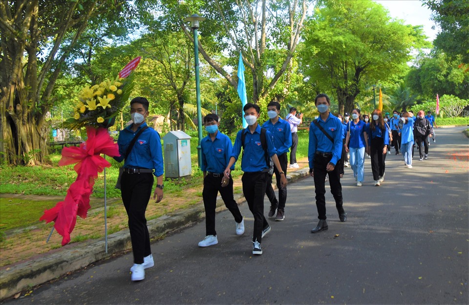 Cũng trong sáng ngày 19.5, nhiều bạn trẻ, đoàn thanh niên cũng trở về Khu di tích dâng hoa tại khu mộ cụ Phó bảng.