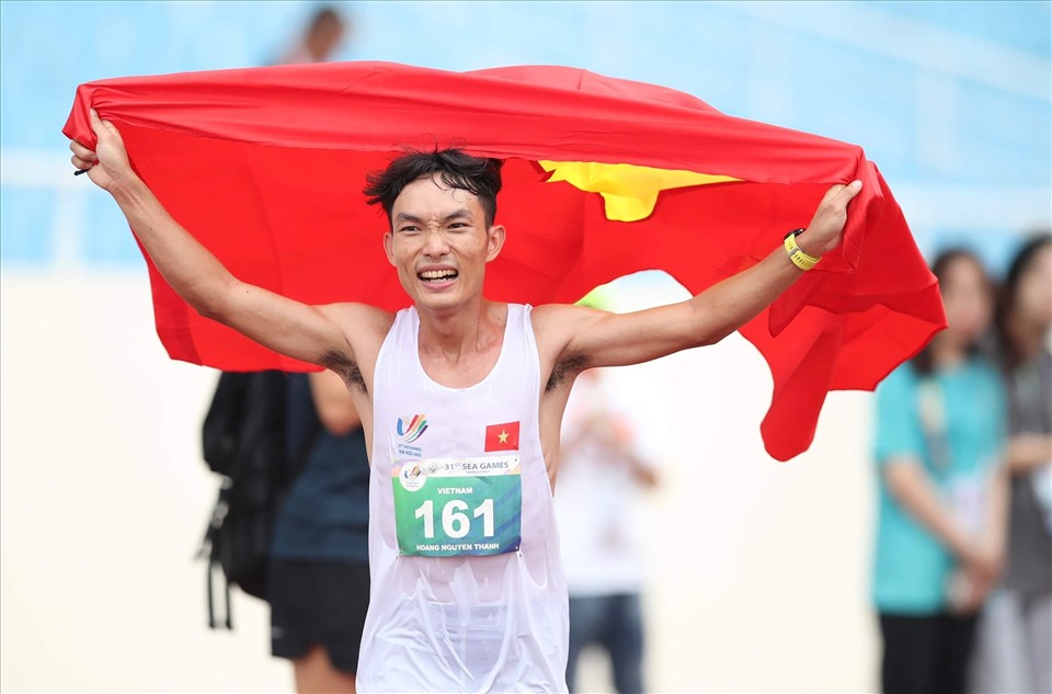 Hoàng Nguyên Thanh mang về chiếc huy chương đầu tiên cho marathon nam Việt Nam tại SEA Games. Ảnh: Hoàng Triều