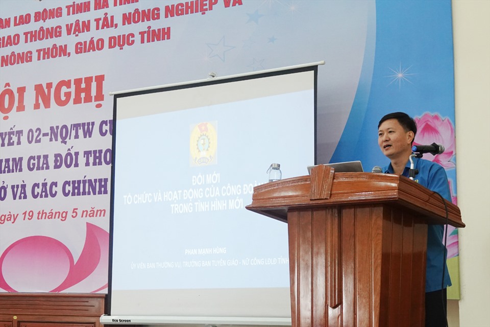 Ông Phan Mạnh Hùng - Trưởng ban Tuyên giáo - Nữ công LĐLĐ tỉnh Hà Tĩnh quán triệt Nghị quyết 02 của Bộ Chính trị. Ảnh: TT.
