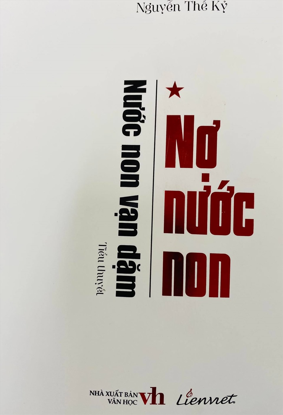 Cuốn tiểu thuyết “Nợ non nước” của nhà văn Nguyễn Thế Kỷ. Ảnh: Hiền Hương