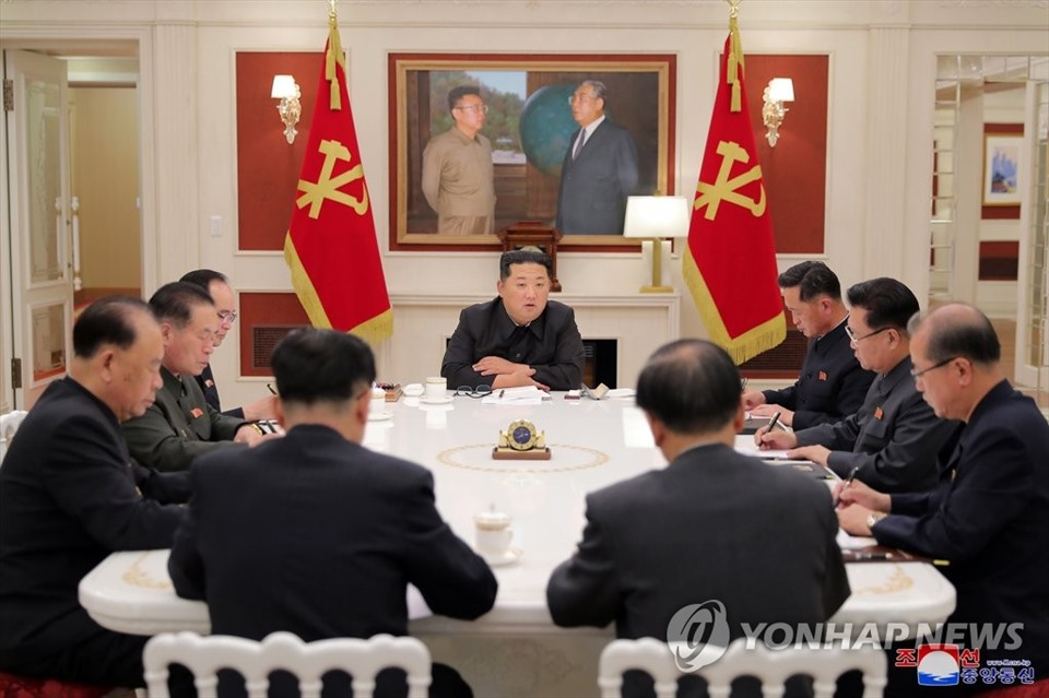 Nhà lãnh đạo Triều Tiên Kim Jong-un chủ trì cuộc họp ngày 17.5 thảo luận biện pháp ứng phó COVID-19. Ảnh: KCNA/Yonhap
