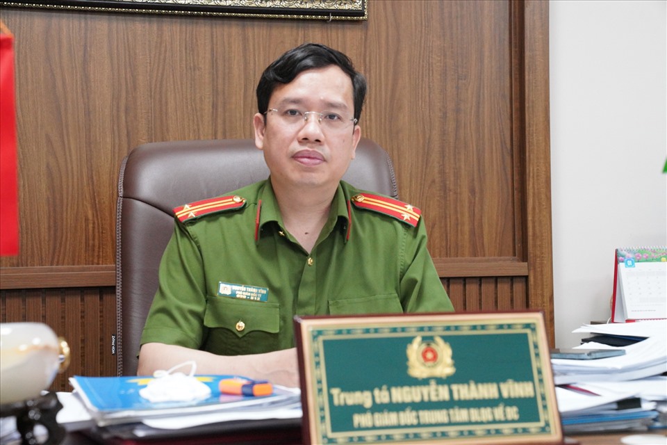 Trung tá Nguyễn Thành Vĩnh thông tin về tính bảo mật của việc sử dụng thẻ căn cước công dân gắn chip rút tiền tại cây ATM. Ảnh: V.D