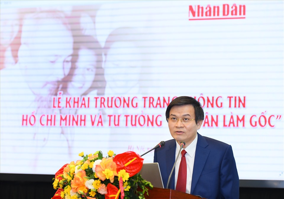 Ông Đoàn Minh Huấn phát biểu tại lễ khai trương Trang thông tin Hồ Chí Minh và tư tưởng “lấy dân làm gốc”. Ảnh: T.Vương