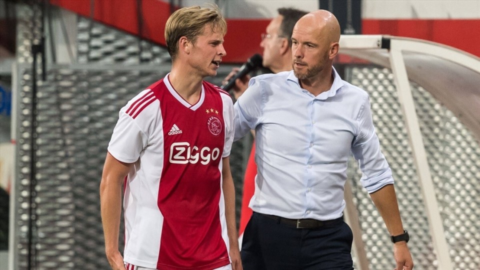 De Jong và Ten Hag khi còn làm việc chung tại Ajax. Ảnh: AFP