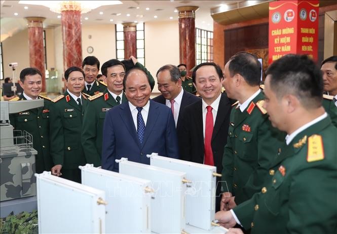 Chủ tịch nước tham quan trưng bày sản phẩm khoa học, công nghệ lĩnh vực quân sự, quốc phòng.