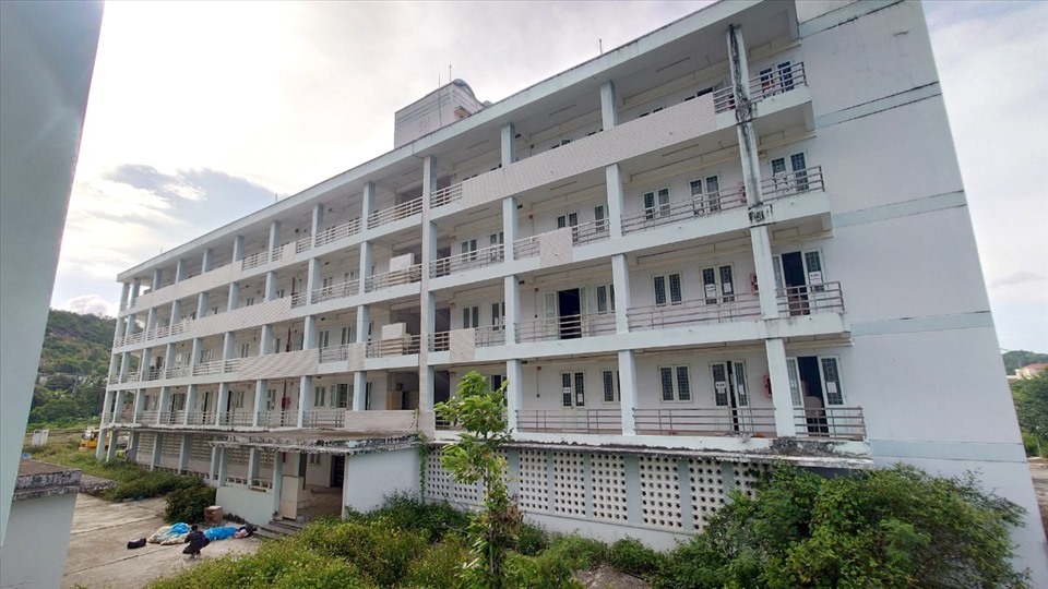 Theo một lãnh đạo Trung tâm Quản lý nhà và Chung cư tỉnh Khánh Hòa thuộc Sở Xây dựng, UBND tỉnh Khánh Hòa đã giao khu ký túc xá nói trên cho đơn vị quản lý tạm thời.