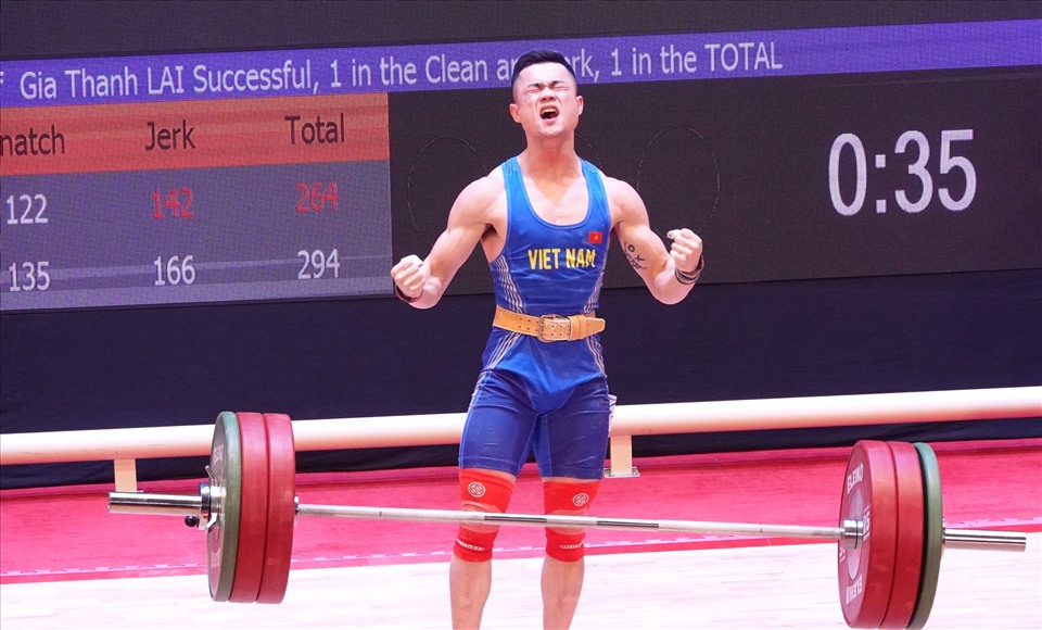 Lại Gia Thành hét lên sung sướng khi mang về tấm huy chương vàng đầu tiên cho cử tạ Việt Nam tại SEA Games 31 và phá vỡ kỷ lục của Đại hội.