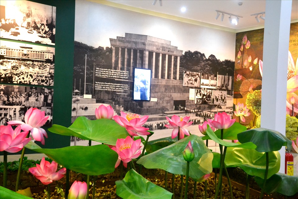 Một góc Nhà trưng bày với hình ảnh hoa sen đặc trưng của Đồng Tháp được mệnh danh là đất Sen hồng. Ảnh: LT
