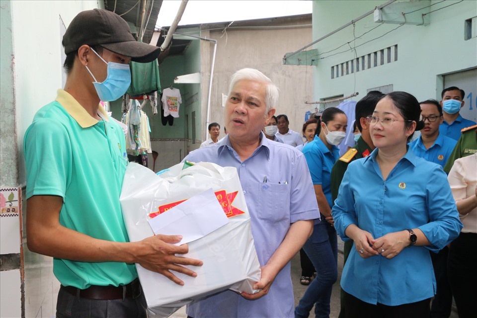 Ông Nguyễn Văn Lợi thăm và tặng quà cho người lao động khó khăn tại nhà trọ.