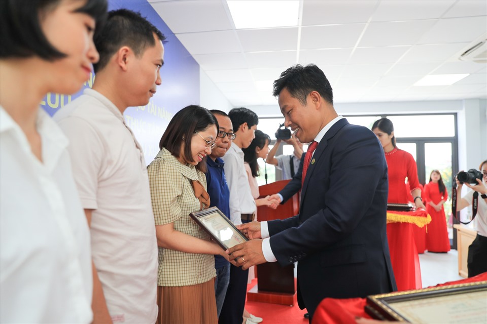 Giám đốc ĐHQG Hà Nội Lê Quân trao học bổng cho các tài năng trẻ. Ảnh: VNU