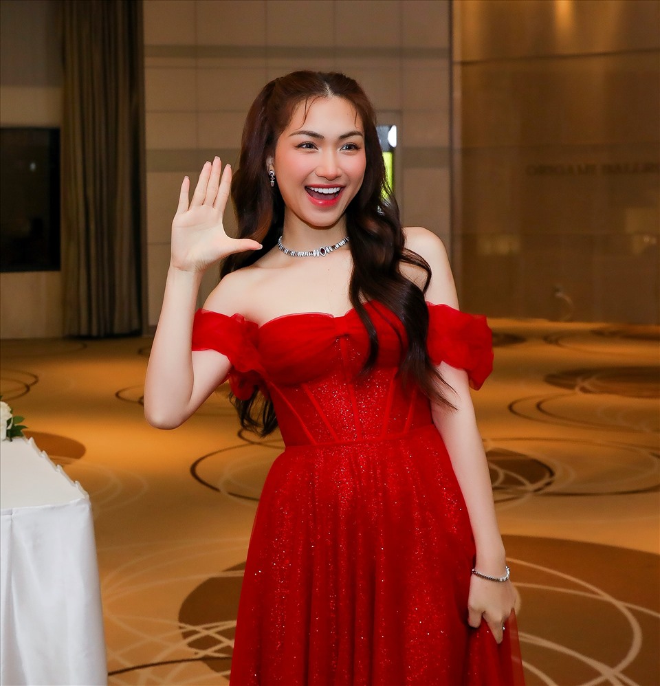 Xuất hiện tại sự kiện, Hòa Minzy mang đến hình ảnh lung linh trong bộ váy đỏ thướt tha. Ảnh: BTC.