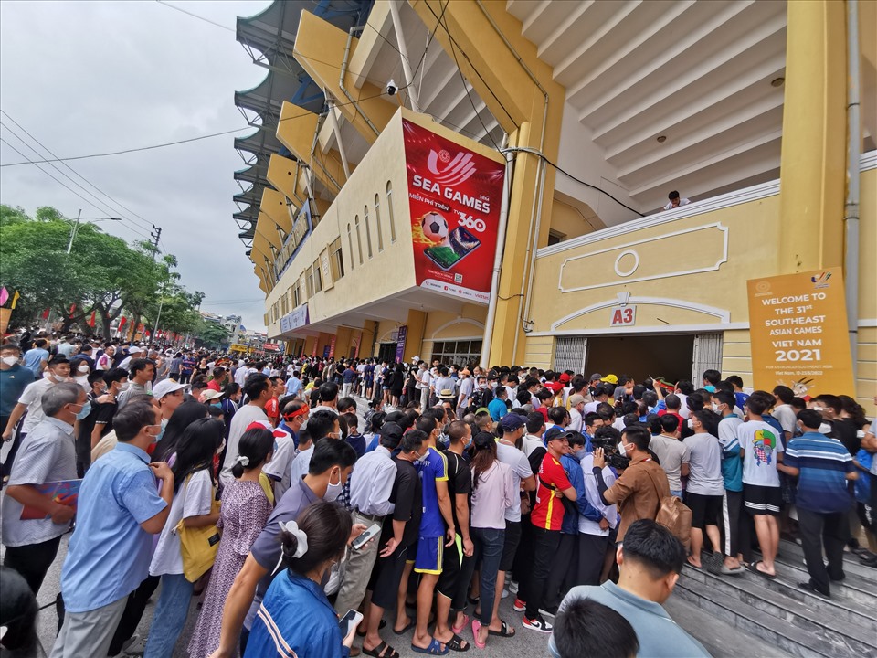 Thời điểm sát giờ bóng lăn, bên ngoài sân vận động Thiên Trường vẫn còn hàng nghìn người hâm mộ xếp hàng chờ vào sân.