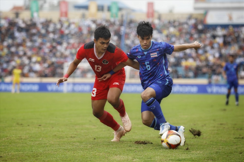 Dưới sân, U23 Thái Lan và U23 Indonesia tạo nên thế trận giằng co bởi những pha bóng quyết liệt.
