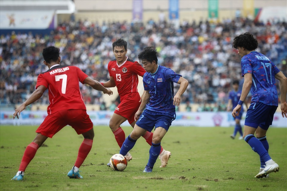 Chiều 19.5, trận bán kết SEA Games 31 giữa U23 Thái Lan và U23 Indonesia đã diễn ra trên sân vận động Thiên Trường (Nam Định). Cuộc đọ sức giữa hai đội bóng nhận được sự quan tâm đặc biệt của người hâm mộ, đặc biệt là các cổ động viên bóng đá thành Nam.