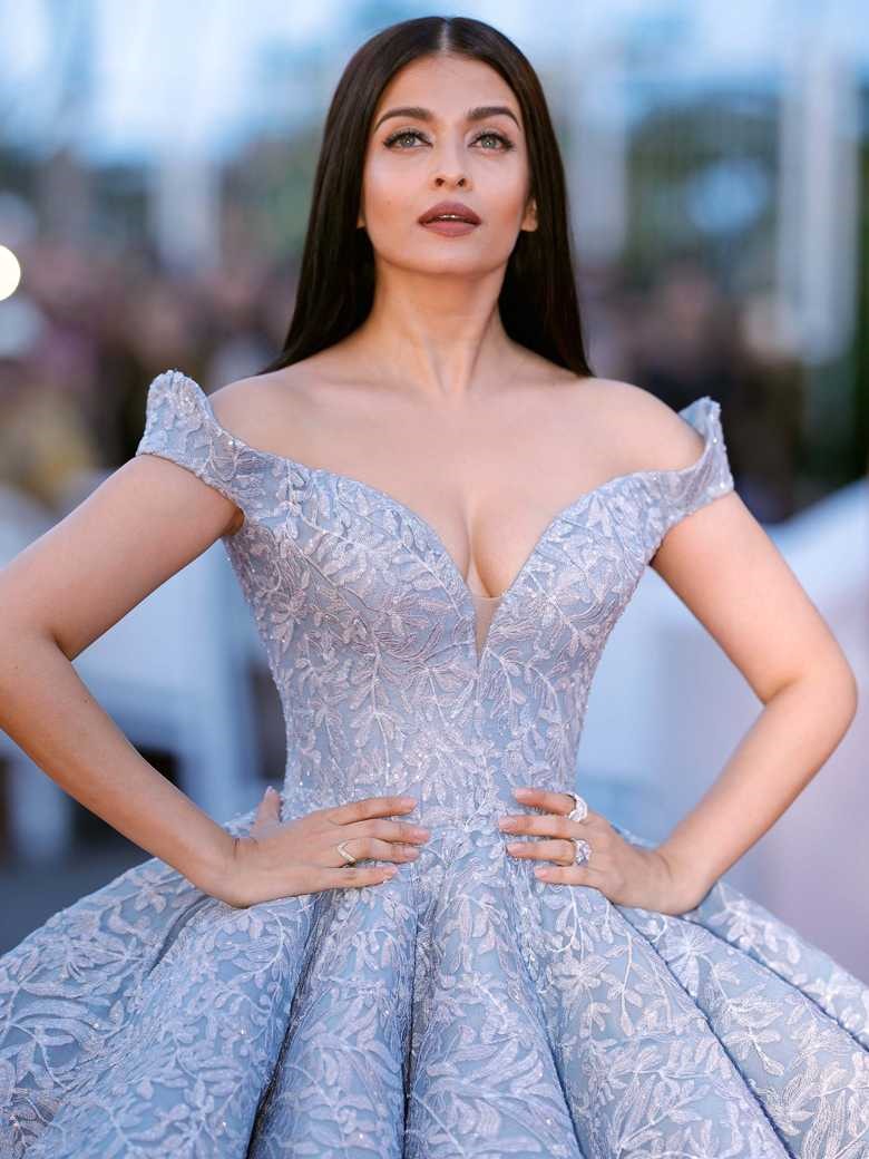 Aishwarya Rai từng nhiều lần “làm mưa làm gió” trên thảm đỏ Cannes. Năm 2017, cô hóa thân thành công chúa Lọ Lem với bộ cánh lấp lánh, lộng lẫy cùng nhan sắc đỉnh cao ở độ tuổi 44.