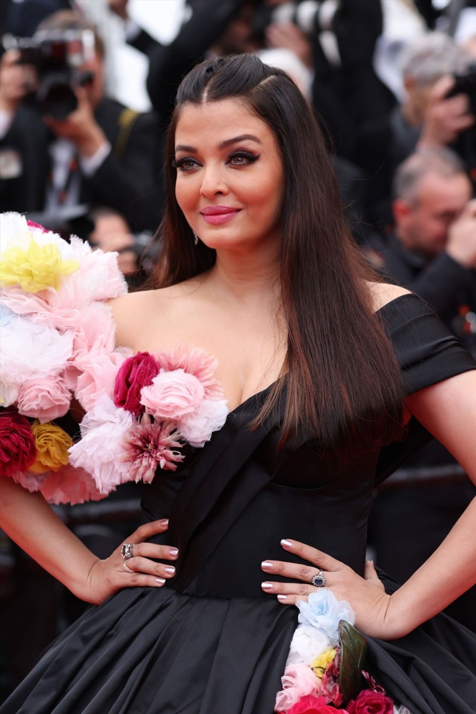 Hoa hậu Aishwarya Rai diện chiếc váy hoa bồng bềnh, tinh xảo tham dự LHP Cannes năm nay. Đây là năm thứ 20 cô góp mặt tại sự kiện điện ảnh uy tín này.