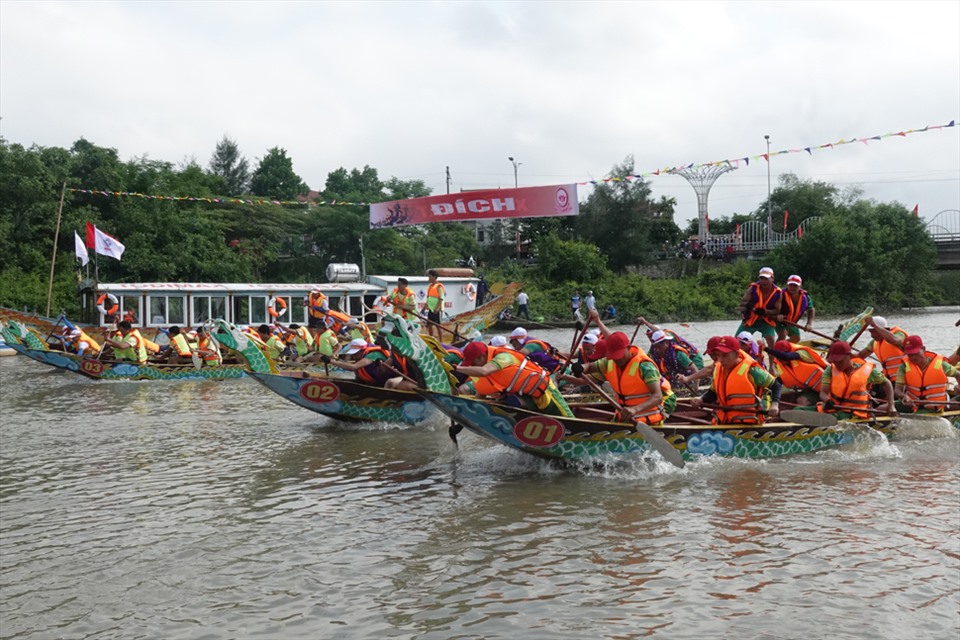 Dàn hàng ngang để xuất phát. Ảnh: Trần Tuấn.