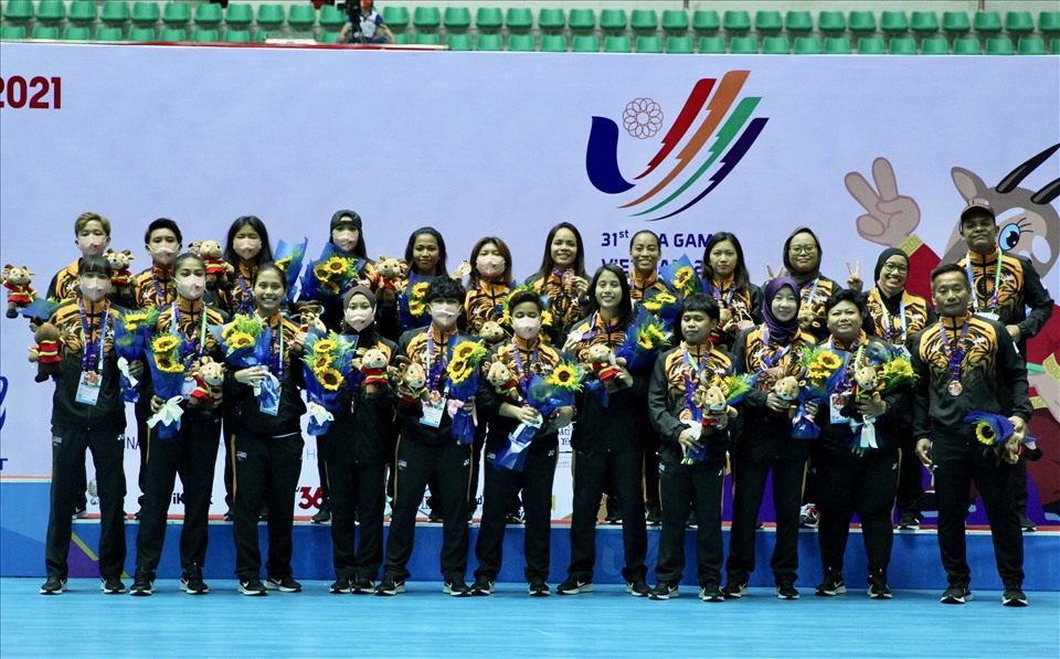 Huy chương đồng thuộc về tuyển futsal nữ Malaysia. Ảnh: S.T