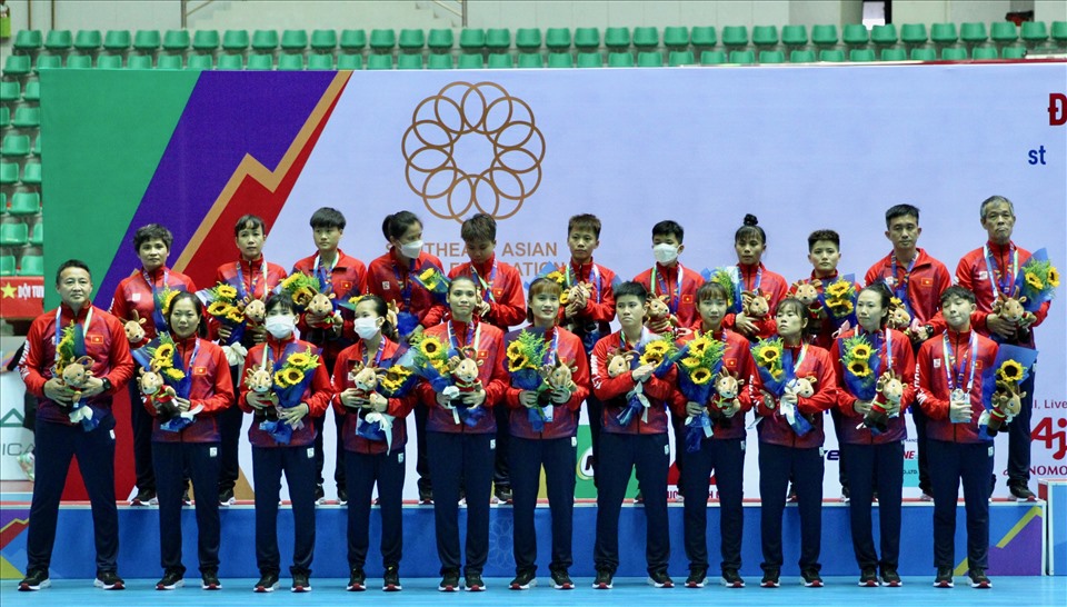 Tuyển futsal nữ Việt Nam lần thứ 5 giành huy chương bạc tại SEA Games. Ảnh: S.T