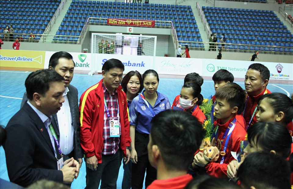 Đại diện Lãnh đạo VFF xuống sân, chúc mừng đội tuyển futsal Nữ Việt Nam với thành tích huy chương bạc tại SEA Games 31. Ảnh: S.T