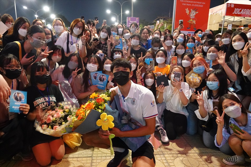 Bên cạnh bánh sinh nhật, nam diễn viên phim “Love By Chance 2” còn nhận được rất nhiều hoa, tranh vẽ, quà tặng khác từ những fan Việt Nam...