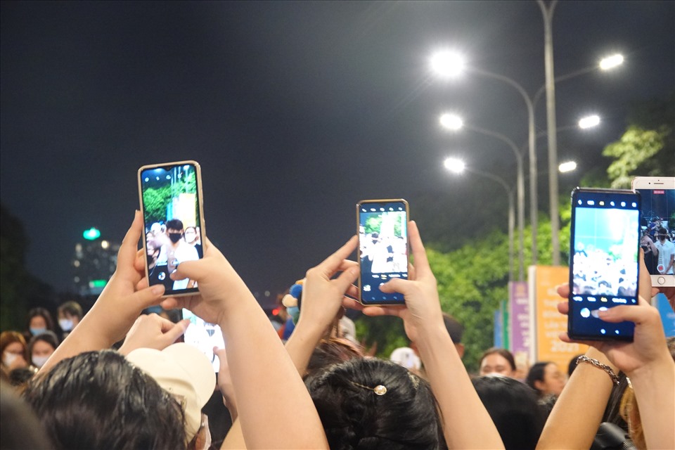 Hầu hết fan Việt Nam đều chuẩn bị sẵn những chiếc điện thoại thông minh để chụp ảnh, quay video cùng thần tượng. Họ từng nhiều lần đến Cung thể thao dưới nước Mỹ Đình xem Supha thi đấu, nhưng phải đến ngày cuối cùng họ mới có dịp được giao lưu lâu đến như thế cùng diễn viên điển trai này.