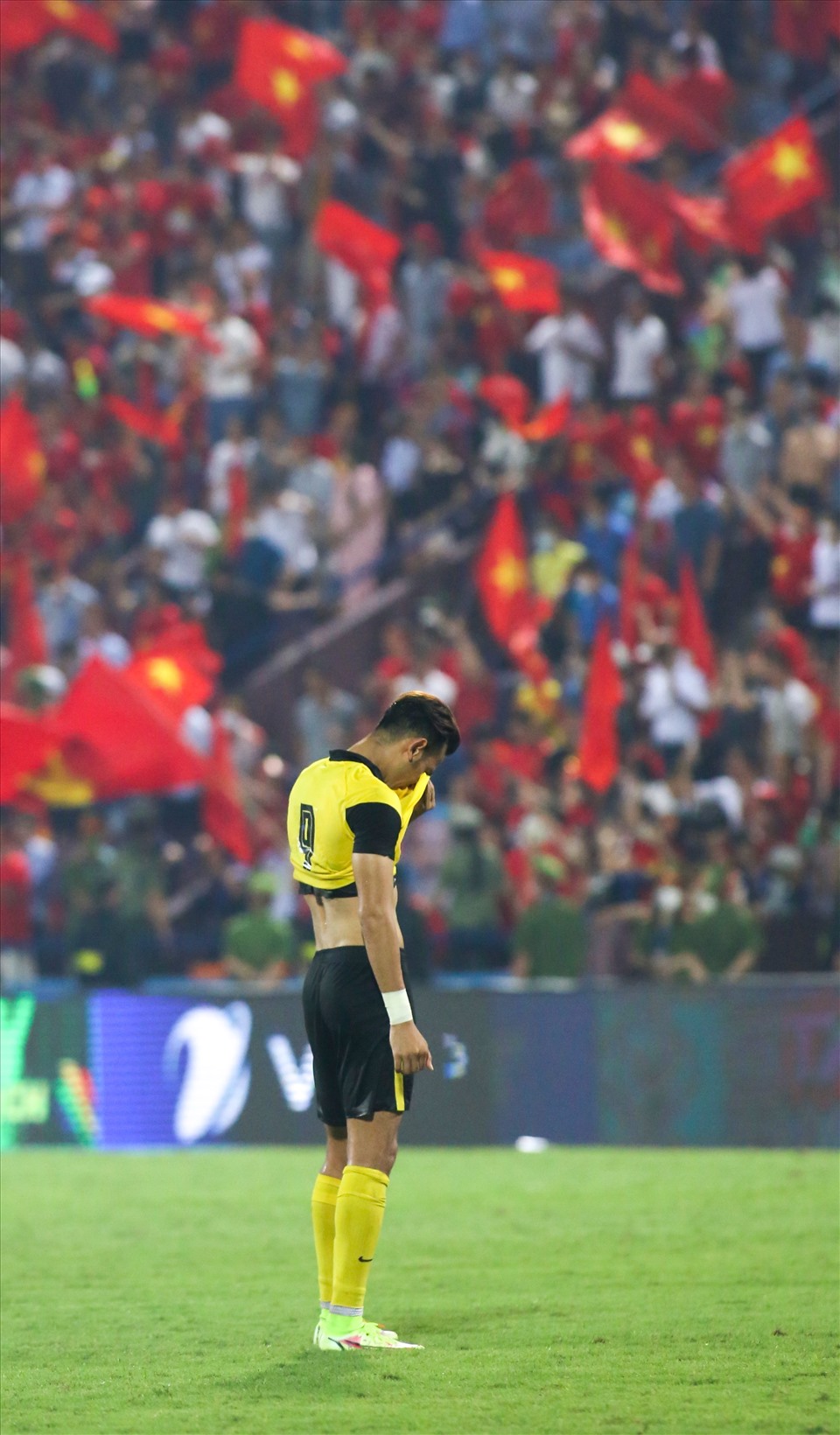 Niềm gui chiến thắng của các cổ động viên Việt Nam cũng là nỗi buồn của các cầu thủ Malaysia.