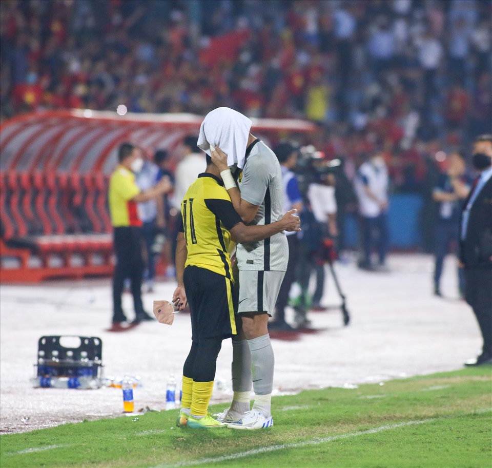 Thủ thành số 1 của U23 Malaysia vẫn chưa thể lấy lại bình tĩnh sau khi trận đấu đã kết thúc một hồi lâu. Các đồng đội liên tục an ủi và động viên anh.