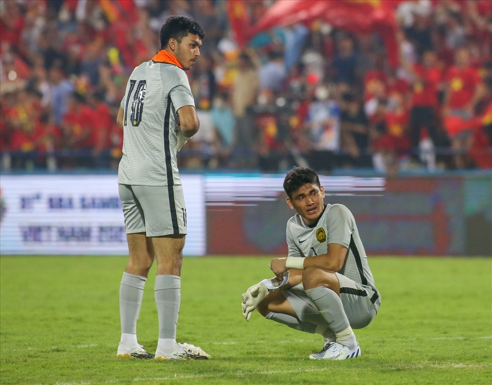 Ngay sau tiếng còi kết thúc trận đấu, thủ môn Ghani của U23 Malaysia đã đổ ngồi bệt xuống sân vì thất vọng.