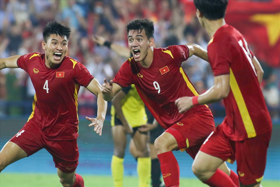 Tuy nhiên, Tiến Linh vẫn chứng minh tại sao anh được huấn luyện viên Park Hang-seo lựa chọn là một trong 3 cầu thủ quá tuổi tham dự SEA Games 31. Phút 110, số 9 của U23 Việt Nam bật cao đánh đầu trong vòng cấm hạ gục thủ thành Ghani của U23 Malaysia.