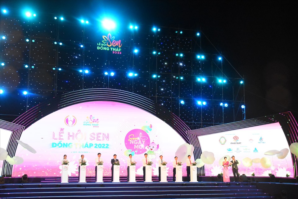 Các đại biểu bấm nút khai mạc Lễ hội sen Đồng Tháp lần thứ nhất năm 2022. Ảnh: Mai Hương