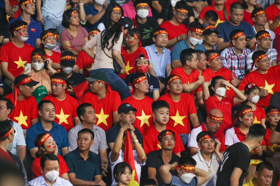 Hầu hết khán giả đều chọn áo cờ đỏ sao vàng đến sân cổ vũ U23 Việt Nam.