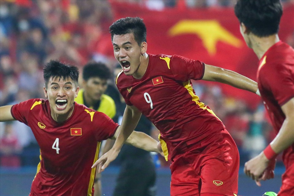 Dưới sân, các cầu thủ cũng thi đấu vô cùng nỗ lực. Bàn thắng ở phút 110 của Tiến Lịn giúp U23 Việt Nam giành chiến thắng chung cuộc sống 1-0 để góp mặt ở trận chung kết.