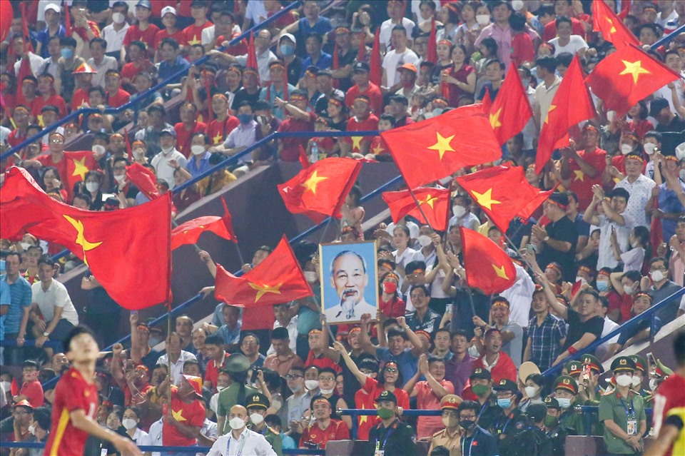 U23 Việt Nam và cờ đỏ sao vàng: Nét hi hero và bản lĩnh của U23 Việt Nam được tái hiện một cách sống động trong bức ảnh này kèm theo chiếc lá cờ đỏ sao vàng, truyền tải thông điệp về tình yêu đất nước và lòng hào hứng của người dân.