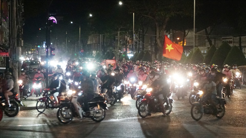 Phố phường Cần Thơ nhiều chỗ chật cứng người xuống đường ăn mừng chiến thắng.
