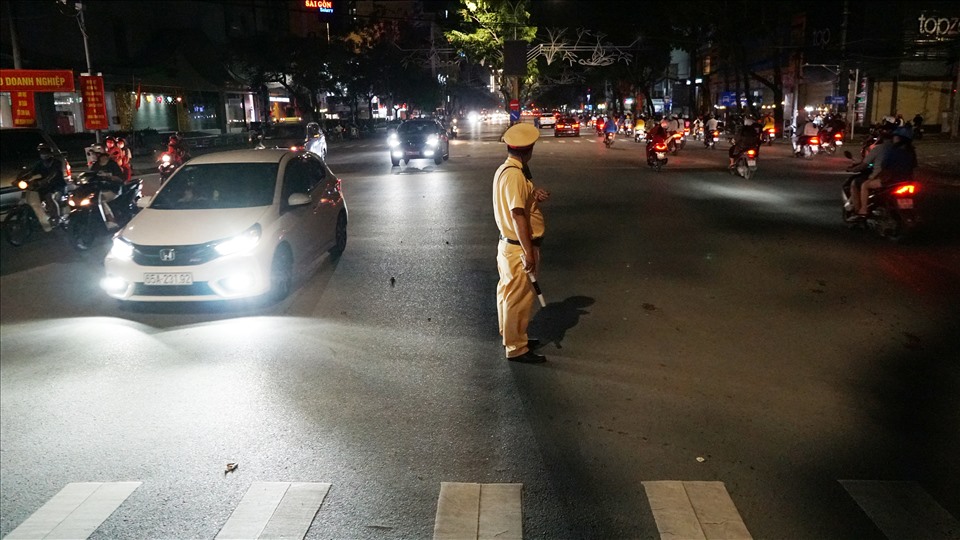 Để đảm bảo an ninh, lực lượng CSGT, trật tự,…đã tổ chức phân tuyến, chốt chặn, hướng dẫn các CĐV diễu hành trên các tuyến đường trong nội ô thành phố Cần Thơ.