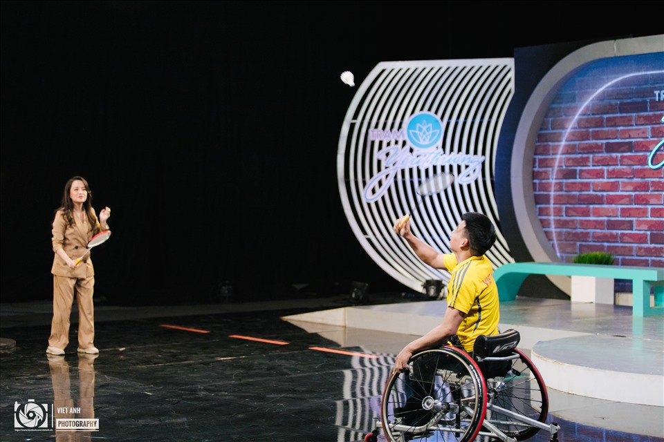 Đến với chương trình, vận động viên Hoàng Mạnh Giang nhận lời thách đấu cầu lông của MC Minh Hằng. Ảnh: NVCC