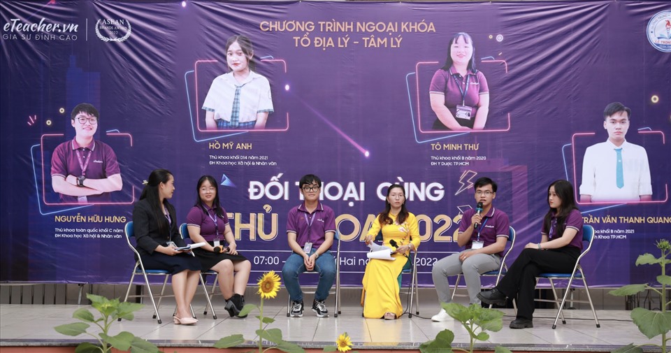 Nguyễn Hữu Hưng chia sẻ tại Chương trình “Đối thoại cùng thủ khoa” là hoạt động thường niên do Gia sư eTeacher phối hợp với các trường phổ thông tại TPHCM thực hiện.