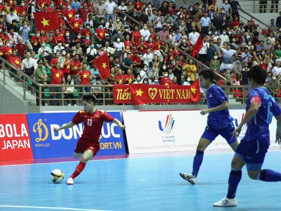 Tuyển nữ futsal Thái Lan đoạt huy chương vàng giúp bóng đá Thái Lan đang tạm dẫn bóng đá Việt Nam 1-0. Ảnh: VFF