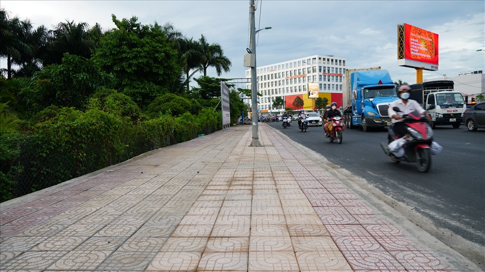 Vỉa hè hai bên đường cơ bản đã được hoàn thiện phần lát gạch thông thoáng, sạch đẹp.