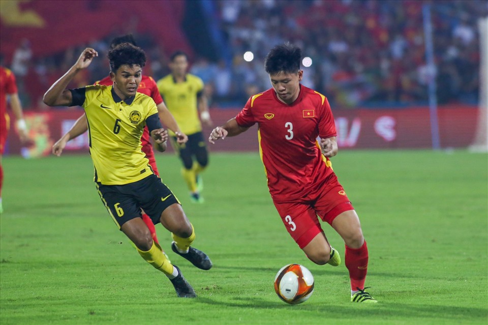 Dưới sân, các cầu thủ U23 Việt Nam được kỳ vọng sẽ giành kết quả có lợi để tiếp tục nuôi hy vọng bảo vệ thành công tấm huy chương vàng SEA Games.