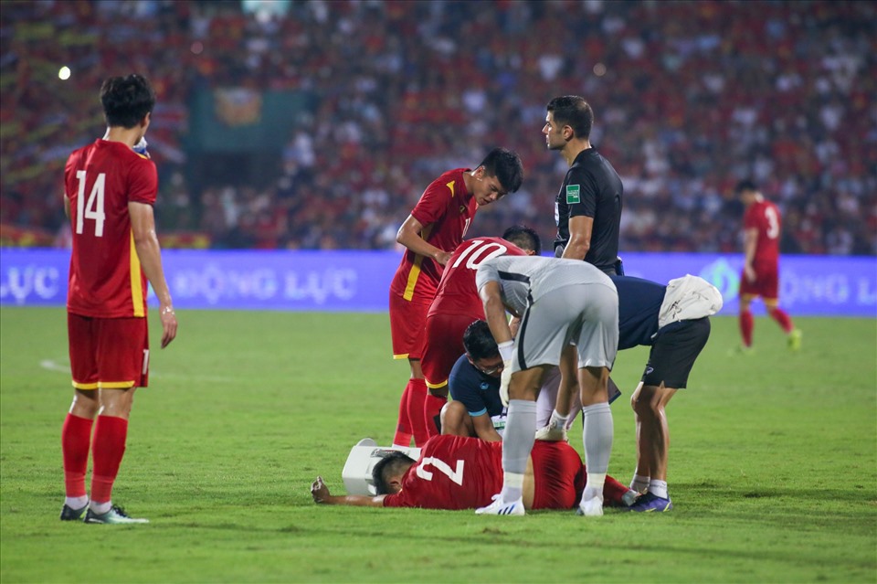 Lê Văn Xuân dính chấn thương nặng và phải rời sân bằng cán trong hiệp 2. Huấn luyện viên Park Hang-seo chắc chắn phải có những tính toán về mặt nhân sự trong trường hợp Văn Xuân không thể góp mặt trong trận chung kết.