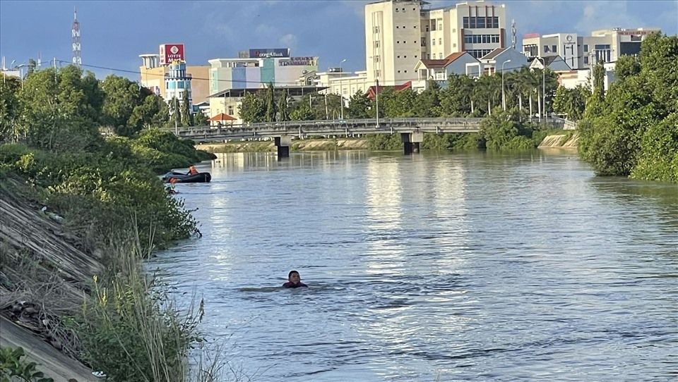 Sáng ngày 2.5, triển khai canô bơm hơi để chạy dọc tuyến sông tìm kiếm. Ảnh: DT