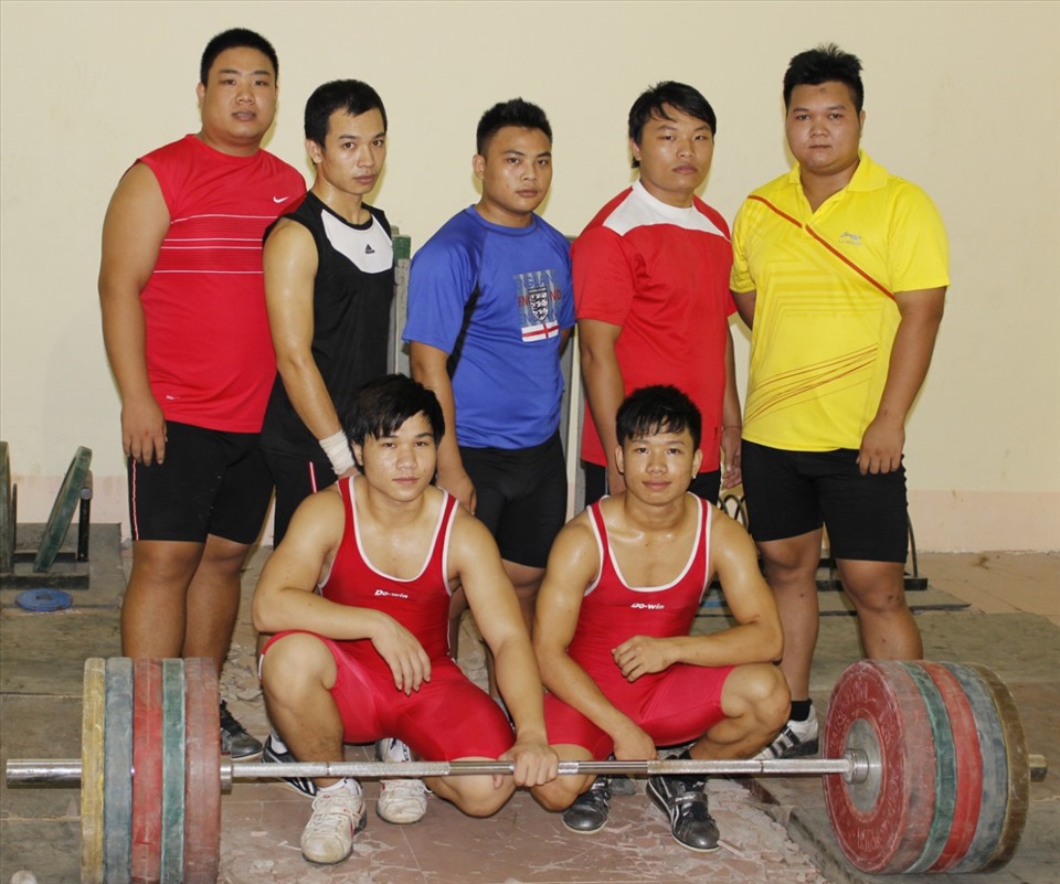 Đinh Xuân Hoàng (bên phải, hàng đầu) tập luận cùng các vận động viên trong đội tuyển. Ảnh: NT