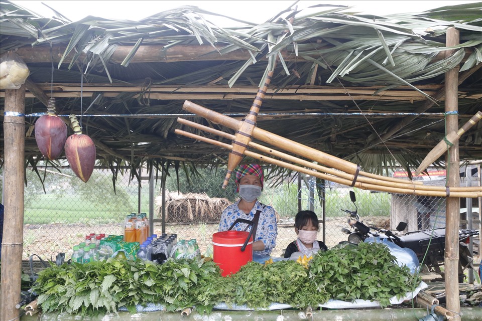 Khèn Mông lại được bày bán ở chợ cùng với các loại rau rừng.
