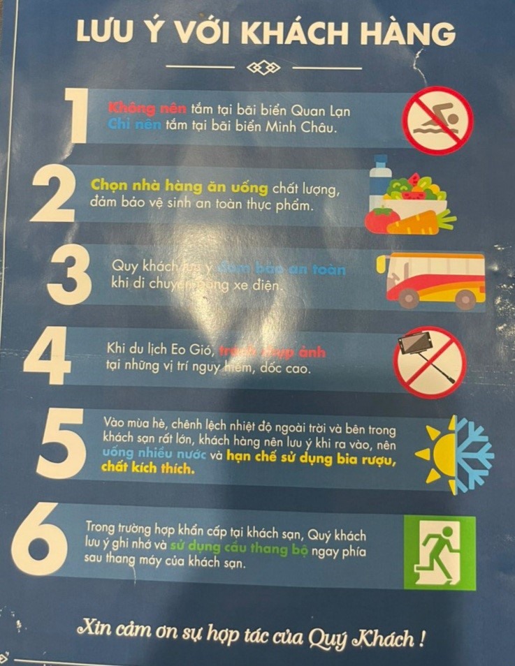 Tấm biển khuyến cáo du khách không nên tắm ở bãi biển Quan Lạn tại một khách sạn ở xã đảo Minh Châu. Ảnh: CTV