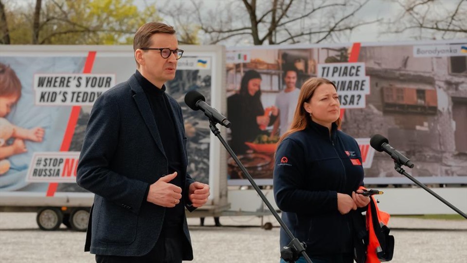 Thủ tướng Mateusz Morawiecki (trái) thông báo Ba Lan đã cung cấp vũ khí cho Ukraina trị giá 1,6 tỉ USD. Ảnh: Twitter